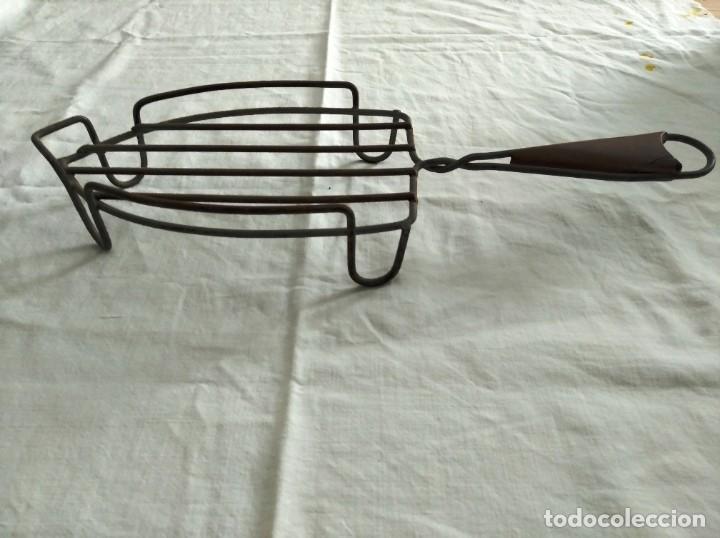 Antig&uuml;edades: SOPORTE REPOSA PLANCHA. MANGO CON MADERA. - Foto 2
