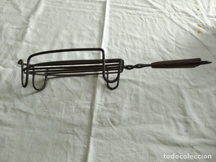 Antig&uuml;edades: SOPORTE REPOSA PLANCHA. MANGO CON MADERA. - Foto 3