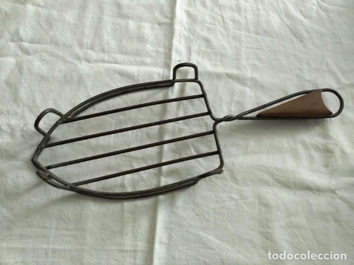 Antig&uuml;edades: SOPORTE REPOSA PLANCHA. MANGO CON MADERA. - Foto 4