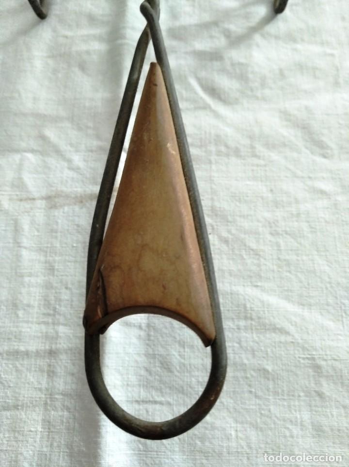 Antig&uuml;edades: SOPORTE REPOSA PLANCHA. MANGO CON MADERA. - Foto 5