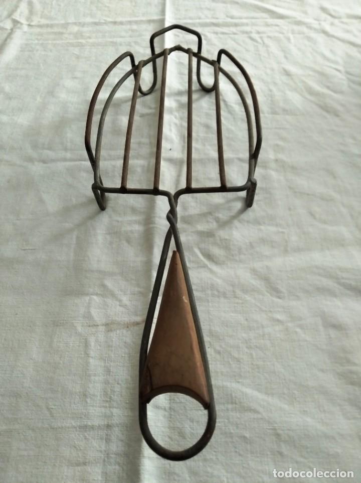 Antig&uuml;edades: SOPORTE REPOSA PLANCHA. MANGO CON MADERA. - Foto 6