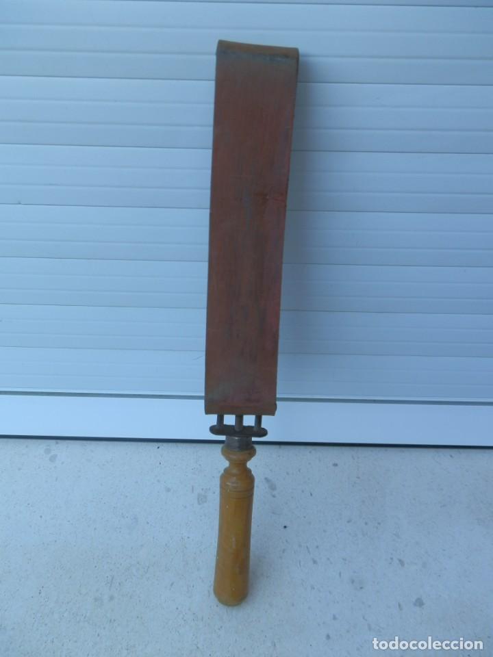 Antiques: ANTIGUO SUAVIZADOR DE NAVAJAS. MANGO DE MADERA TIRAS DE PIEL Y ESTRUCTURA MET&Aacute;LICA.