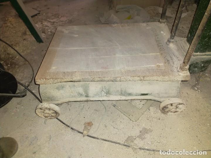 Antig&uuml;edades: Bascula con ruedas - Foto 3