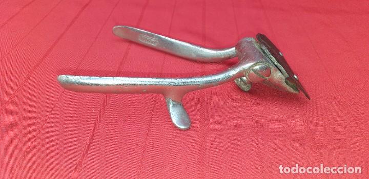 Antig&uuml;edades: M&Aacute;QUINA DE CORTAR EL PELO - Foto 5