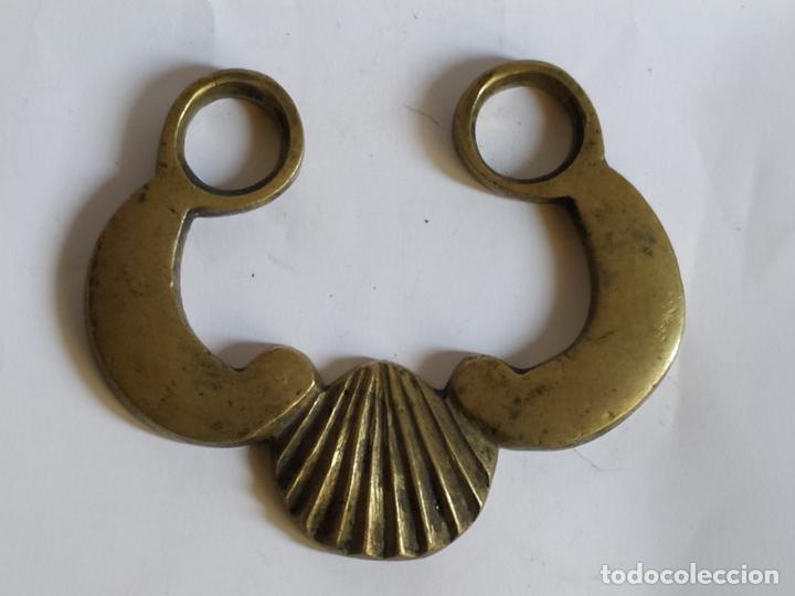 Antig&uuml;edades: 2 asas de con concha en bronce S.XVIII - Foto 2