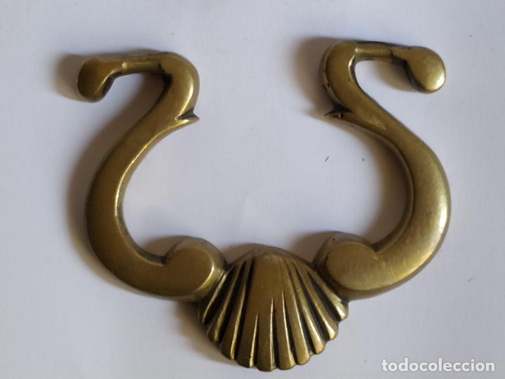 Antig&uuml;edades: 2 asas de con concha en bronce S.XVIII - Foto 3