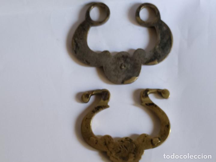 Antig&uuml;edades: 2 asas de con concha en bronce S.XVIII - Foto 4