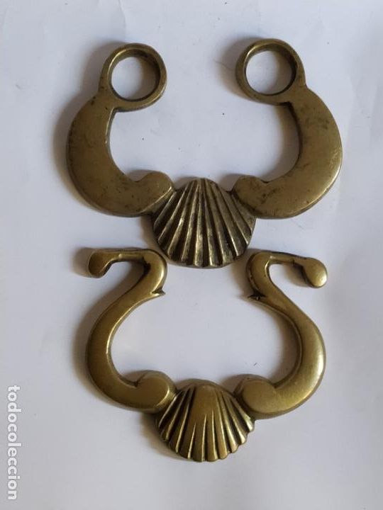 Antig&uuml;edades: 2 asas de con concha en bronce S.XVIII - Foto 1
