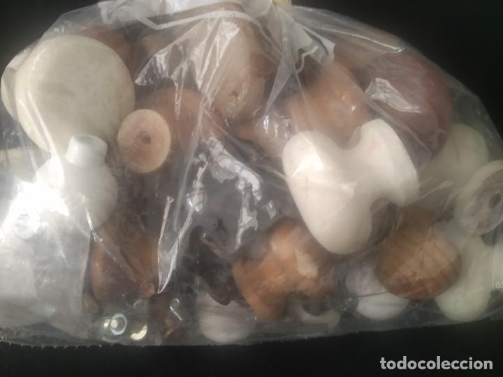 Antig&uuml;edades: Surtido 37 pomos madera y otros - Foto 3