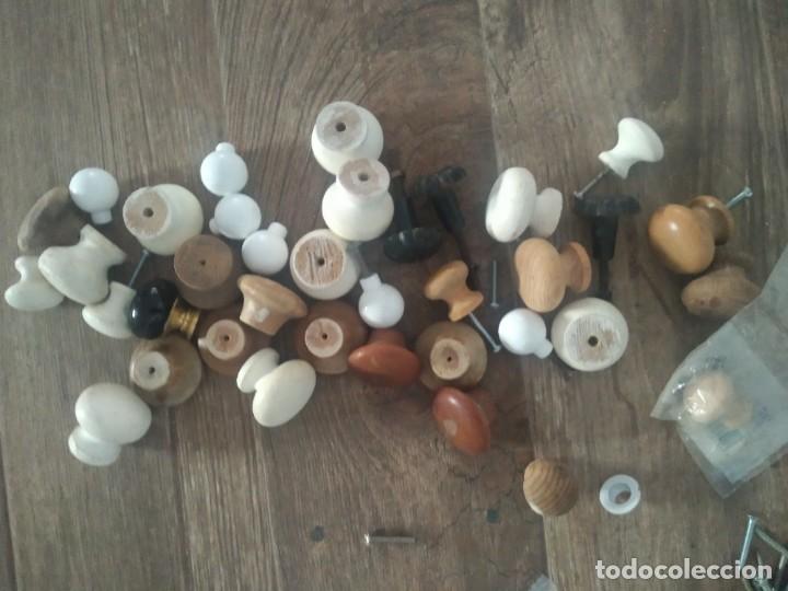 Antig&uuml;edades: Surtido 37 pomos madera y otros - Foto 1