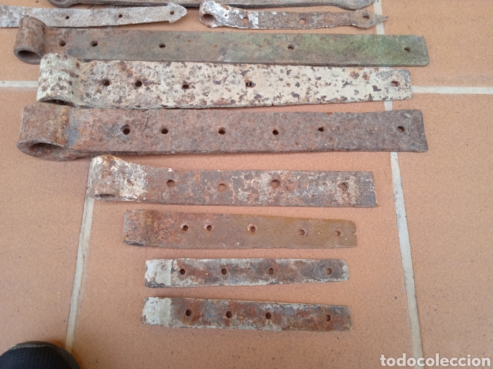 Antigüedades: Lote de 16 antiguas bisagras de hierro Forja. Siglo 17 - 18 y 19. - Foto 5 - 264534564