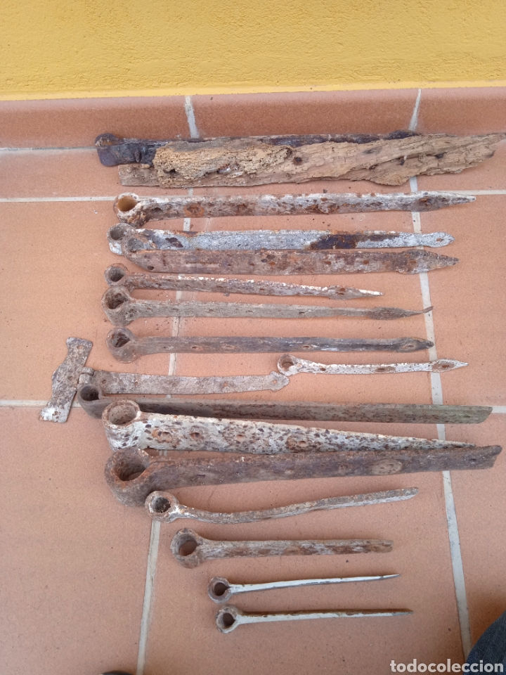 Antigüedades: Lote de 16 antiguas bisagras de hierro Forja. Siglo 17 - 18 y 19. - Foto 6 - 264534564