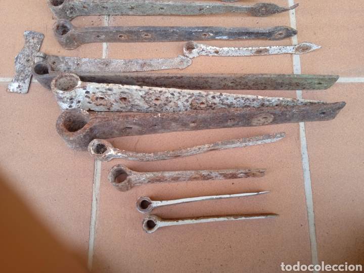 Antigüedades: Lote de 16 antiguas bisagras de hierro Forja. Siglo 17 - 18 y 19. - Foto 10 - 264534564