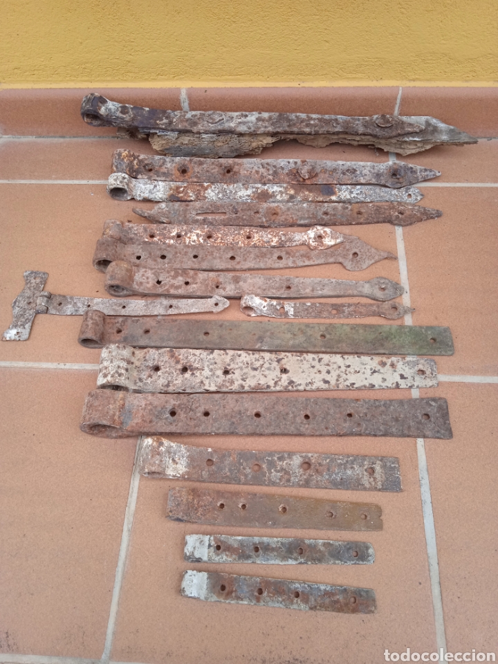 Antigüedades: Lote de 16 antiguas bisagras de hierro Forja. Siglo 17 - 18 y 19. - Foto 1 - 264534564