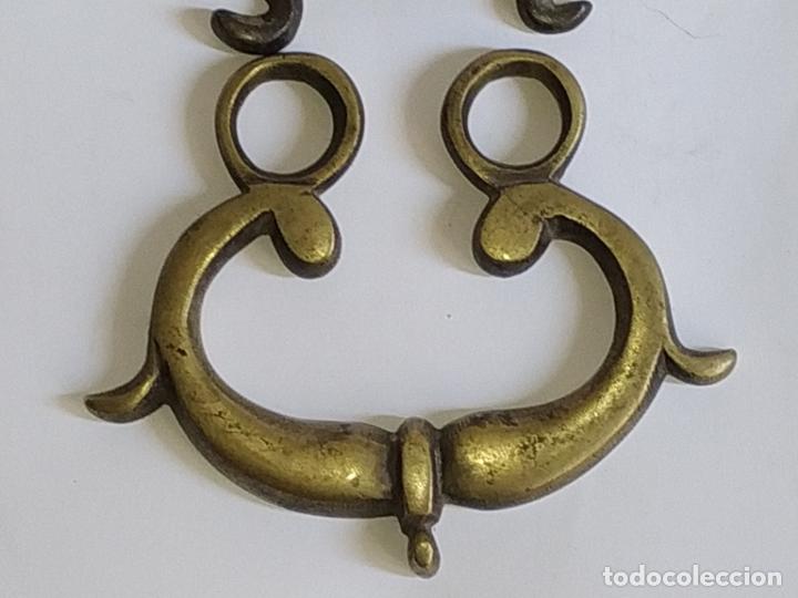 Antig&uuml;edades: 2 asas de bronce S.XVIII - Foto 2