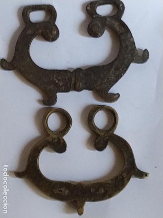 Antig&uuml;edades: 2 asas de bronce S.XVIII - Foto 3