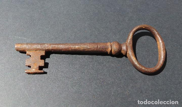 Antig&uuml;edades: LLAVE DE HIERRO FORJADO.- 13,3 CM DE LARGO. - Foto 2