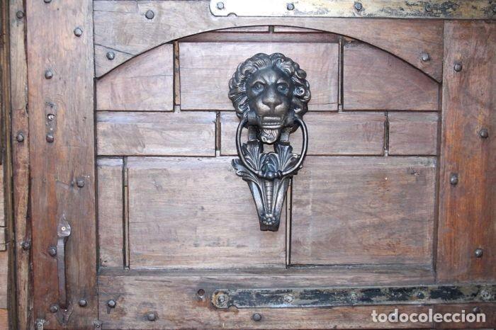 Antig&uuml;edades: Aldaba. Gran aldaba cabeza de le&oacute;n. Siglo XX. - Foto 3