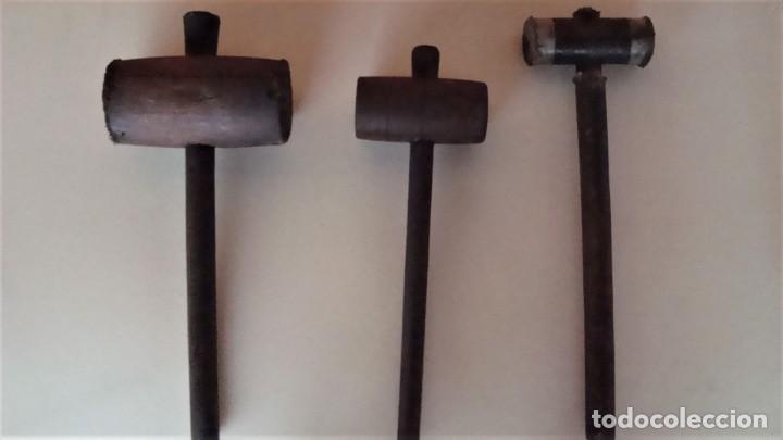 Antig&uuml;edades: tres mazos de madera - Foto 1