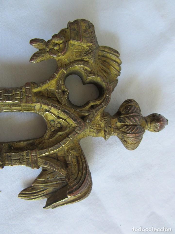 Antig&uuml;edades: Aplique pieza de bronce dorado arco g&oacute;tico - Foto 6