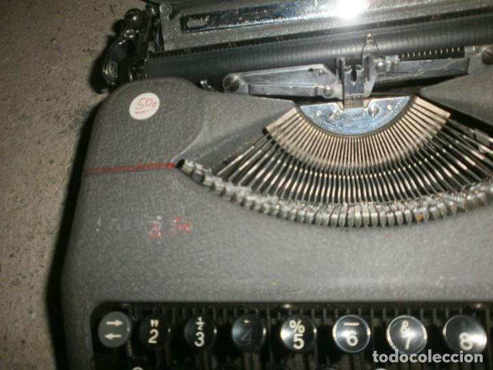 Antigüedades: Antigua Máquina de escribir portatil hermes baby con maletin hierro buen estado marca sello gastado - Foto 3 - 266796739