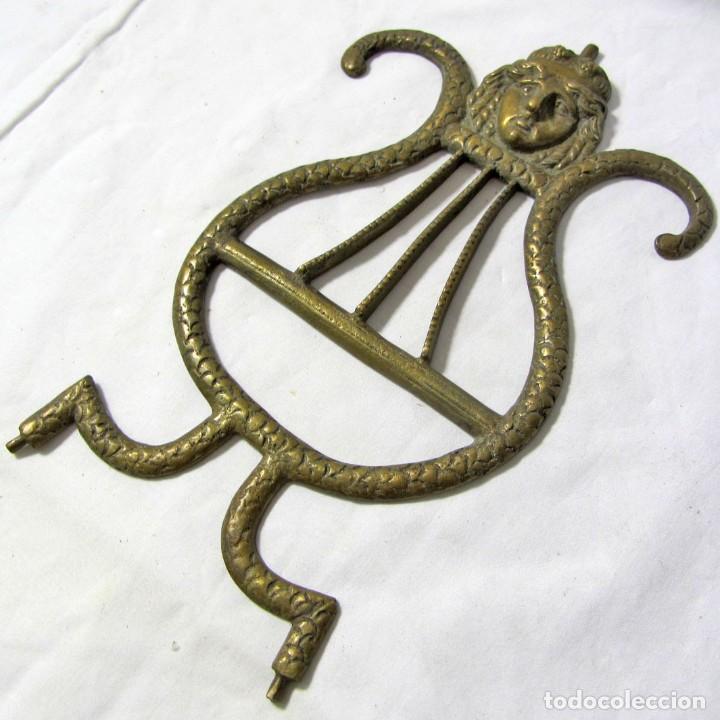 Antig&uuml;edades: Aplique pieza de bronce arpa con cabeza - Foto 1