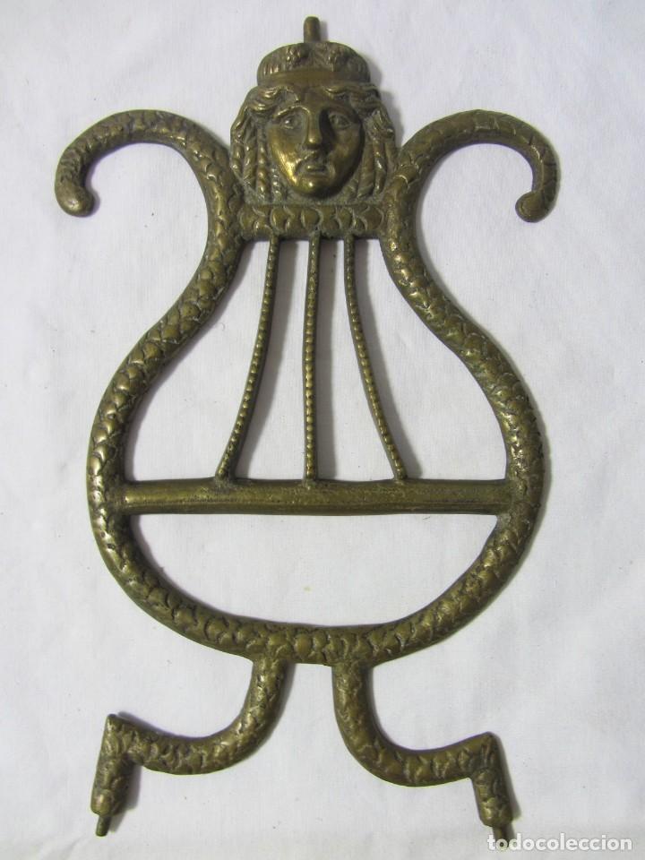 Antig&uuml;edades: Aplique pieza de bronce arpa con cabeza - Foto 2