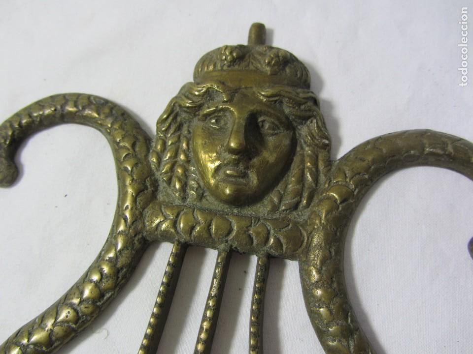 Antig&uuml;edades: Aplique pieza de bronce arpa con cabeza - Foto 3