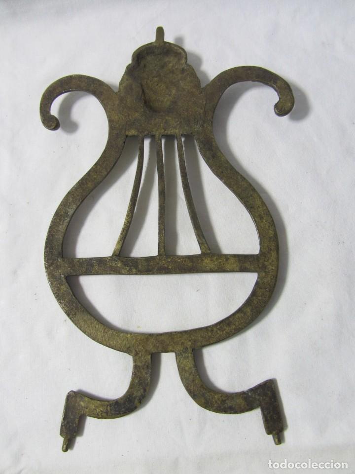 Antig&uuml;edades: Aplique pieza de bronce arpa con cabeza - Foto 9
