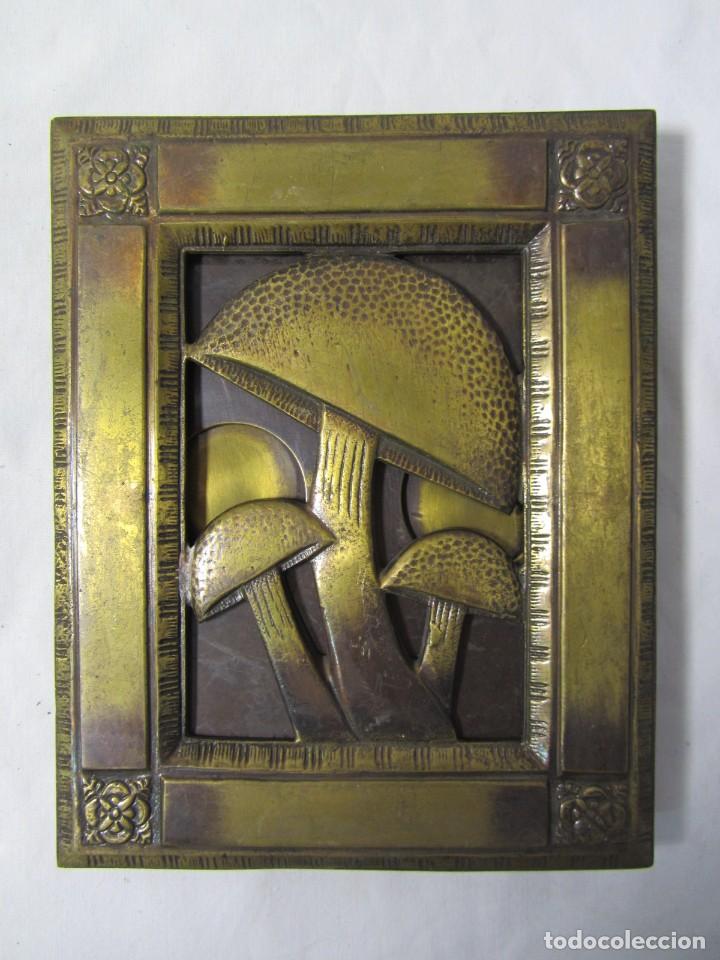 Antig&uuml;edades: Antigua mirilla de bronce con relieves de setas, completa - Foto 2