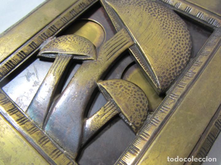 Antig&uuml;edades: Antigua mirilla de bronce con relieves de setas, completa - Foto 3