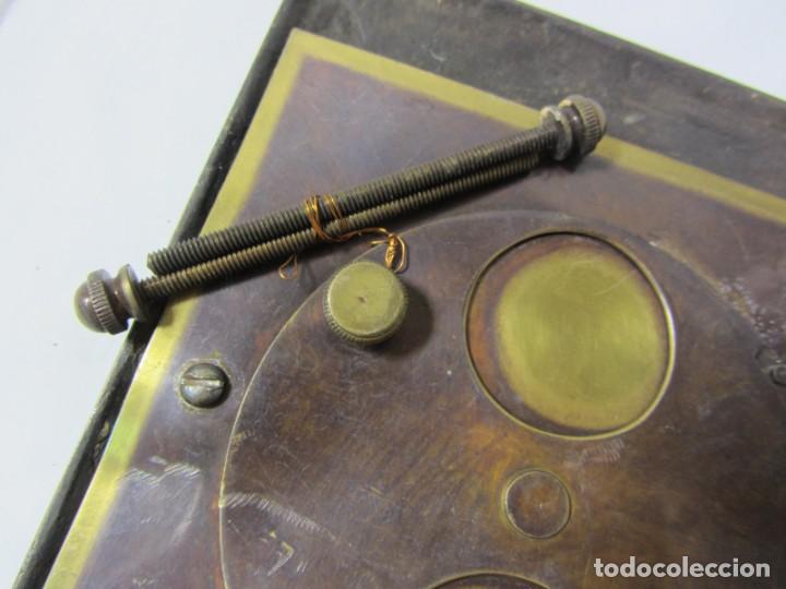 Antig&uuml;edades: Antigua mirilla de bronce con relieves de setas, completa - Foto 5