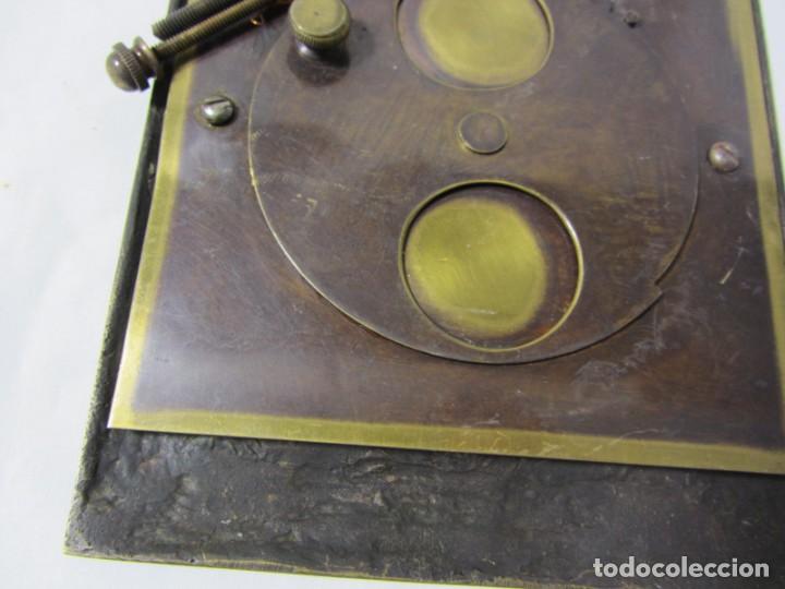 Antig&uuml;edades: Antigua mirilla de bronce con relieves de setas, completa - Foto 6