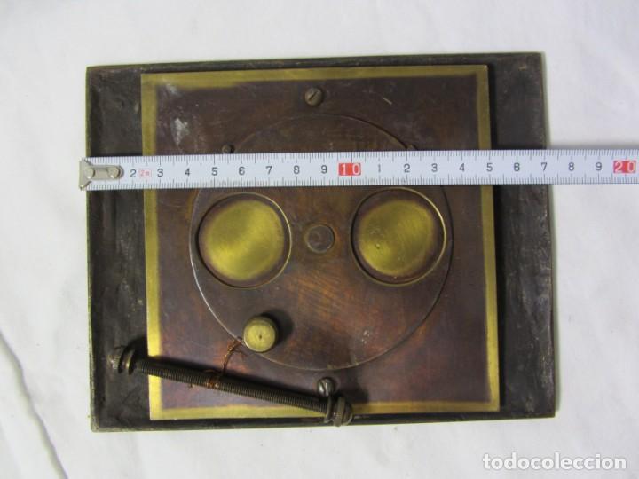 Antig&uuml;edades: Antigua mirilla de bronce con relieves de setas, completa - Foto 8