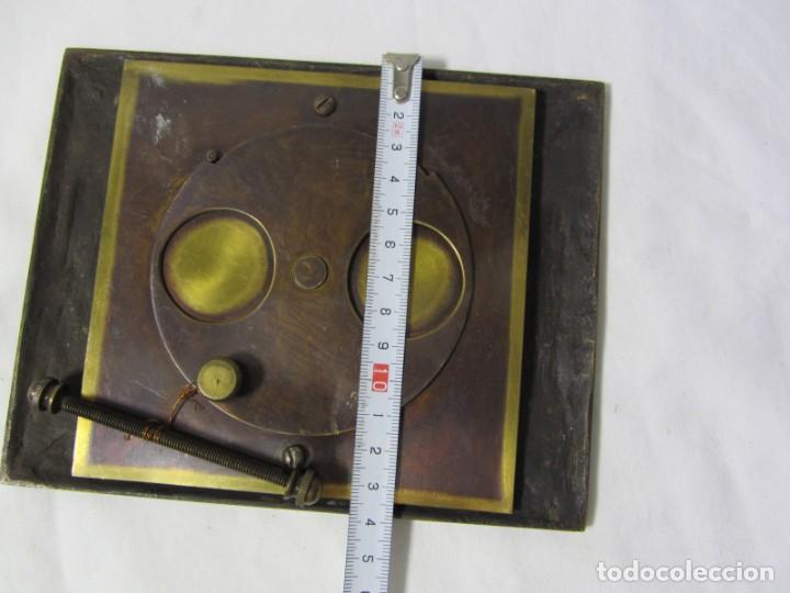 Antig&uuml;edades: Antigua mirilla de bronce con relieves de setas, completa - Foto 9