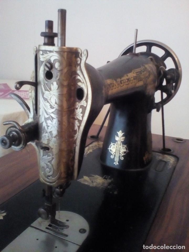 Antig&uuml;edades: M&aacute;quina de coser Singer antigua - Foto 4