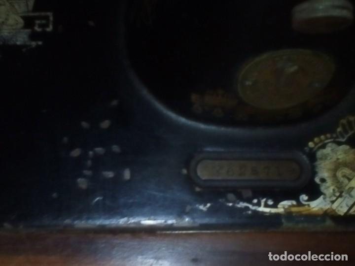 Antig&uuml;edades: M&aacute;quina de coser Singer antigua - Foto 8