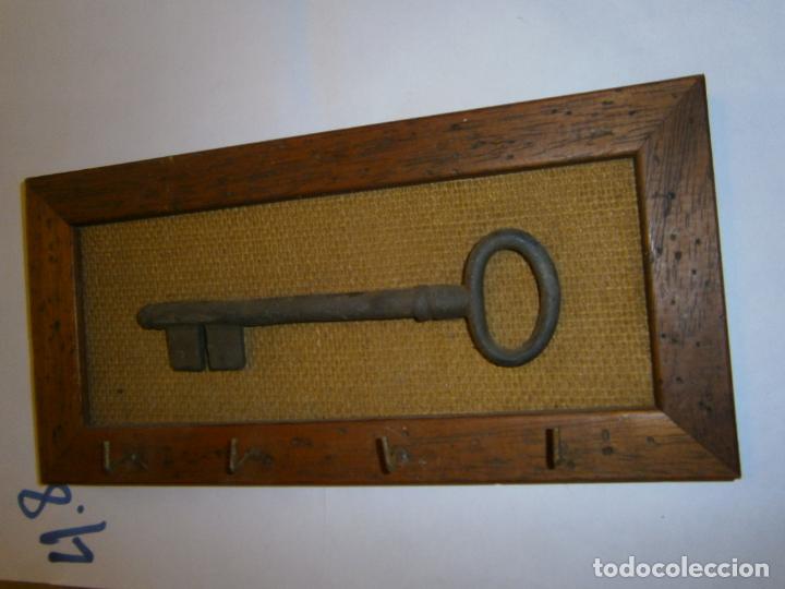 Antig&uuml;edades: MARCO CON LLAVE GRANDE ANTIGUA - Foto 1