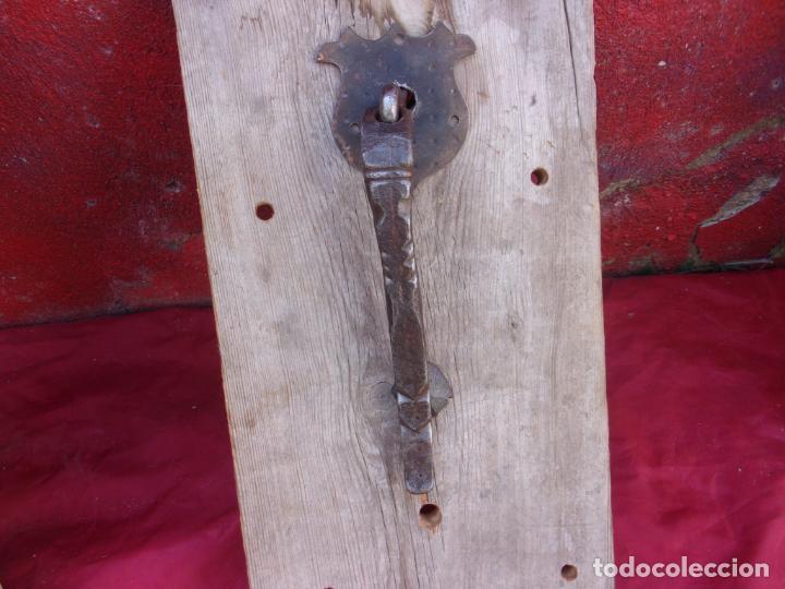 Antiguidades: antiguo llamador hierro,forja,trabajado cincel + 4 clavos antiguos ,4 cm diametro envio 1 semana