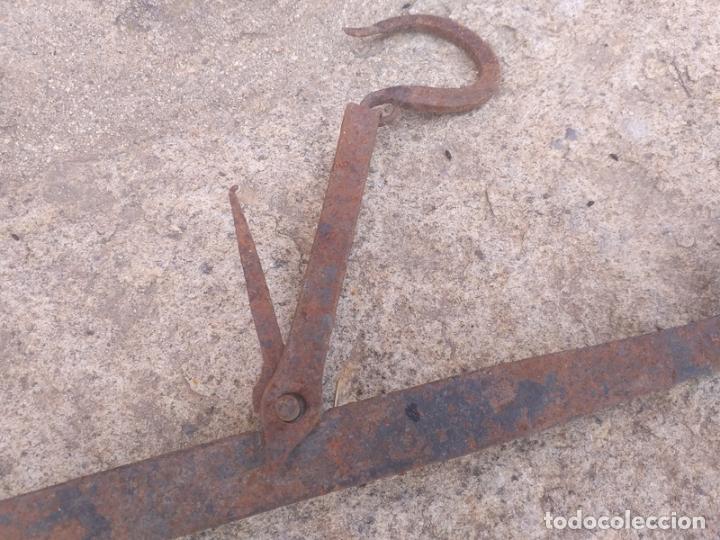 Antig&uuml;edades: Balanza antigua en hierro. - Foto 1