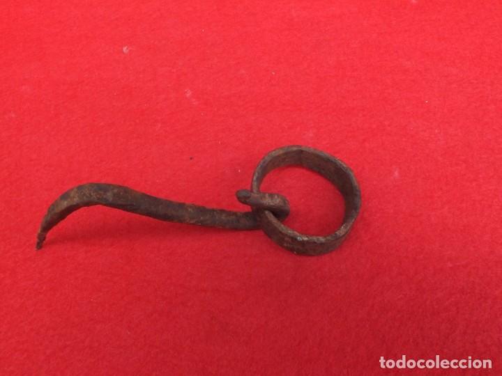Antig&uuml;edades: PIEZAS DE FORJA GANCHO Y ARGOLLA - Foto 1