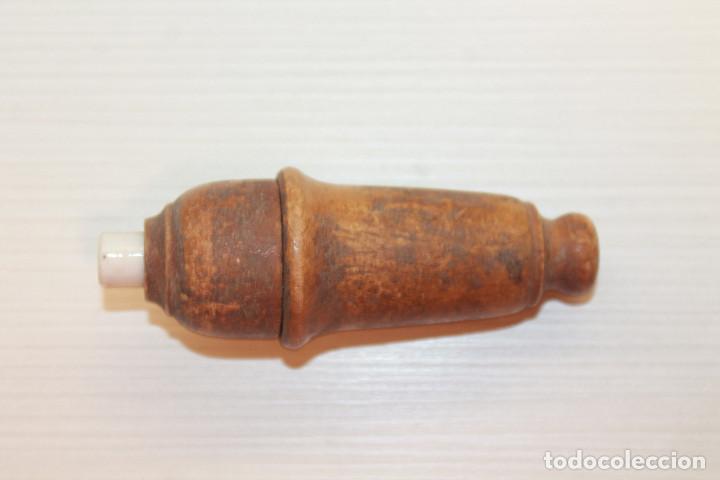 Antig&uuml;edades: PERA DE MADERA, 9 CM DE LARGO, 3 CM DE ANCHO - Foto 1