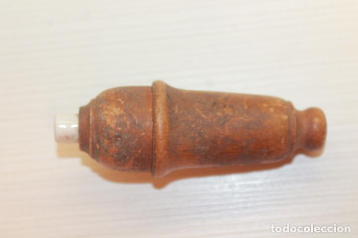 Antig&uuml;edades: PERA DE MADERA, 9 CM DE LARGO, 3 CM DE ANCHO - Foto 2