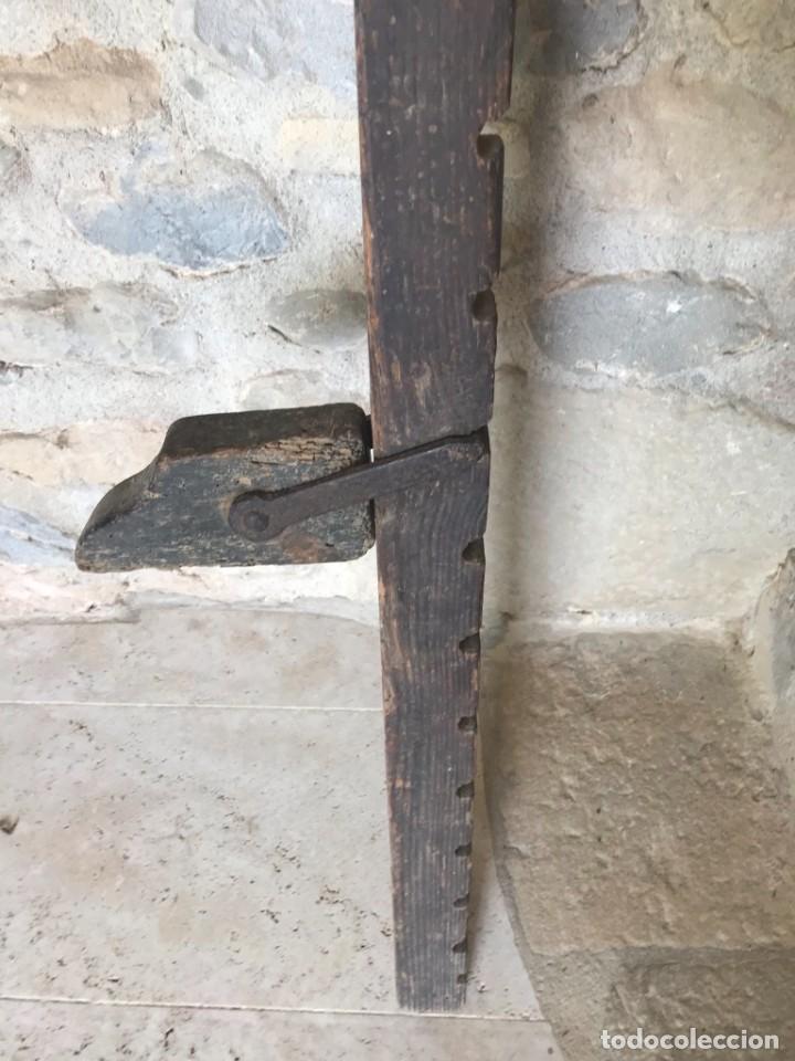 Antig&uuml;edades: Sargento de madera gran tama&ntilde;o. - Foto 3