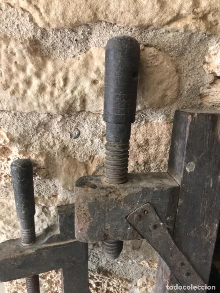 Antig&uuml;edades: Dos sargentos de madera. - Foto 3