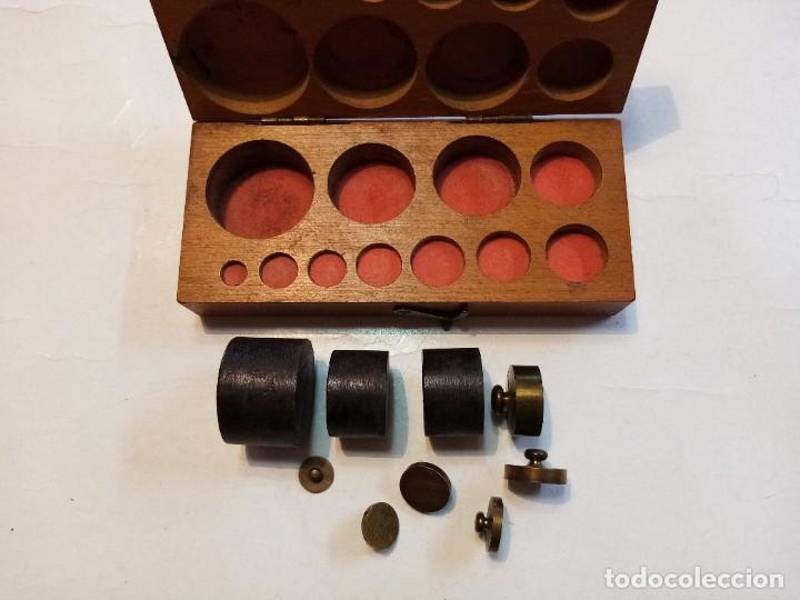 Antig&uuml;edades: CAJA DE MADERA CON PESAS. - Foto 2