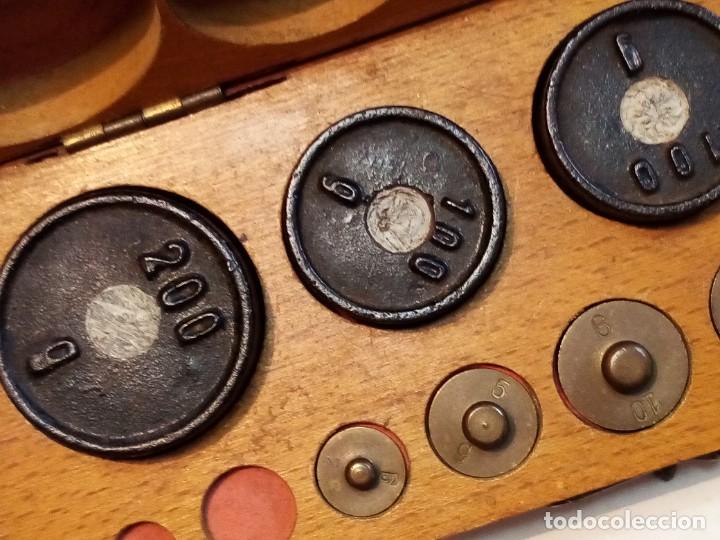 Antig&uuml;edades: CAJA DE MADERA CON PESAS. - Foto 3