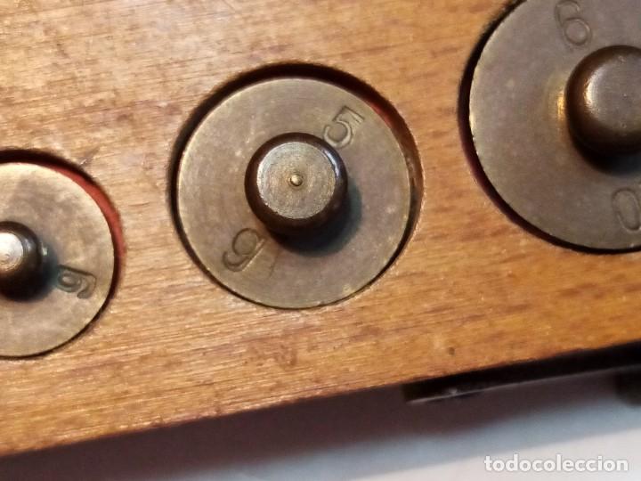 Antig&uuml;edades: CAJA DE MADERA CON PESAS. - Foto 4