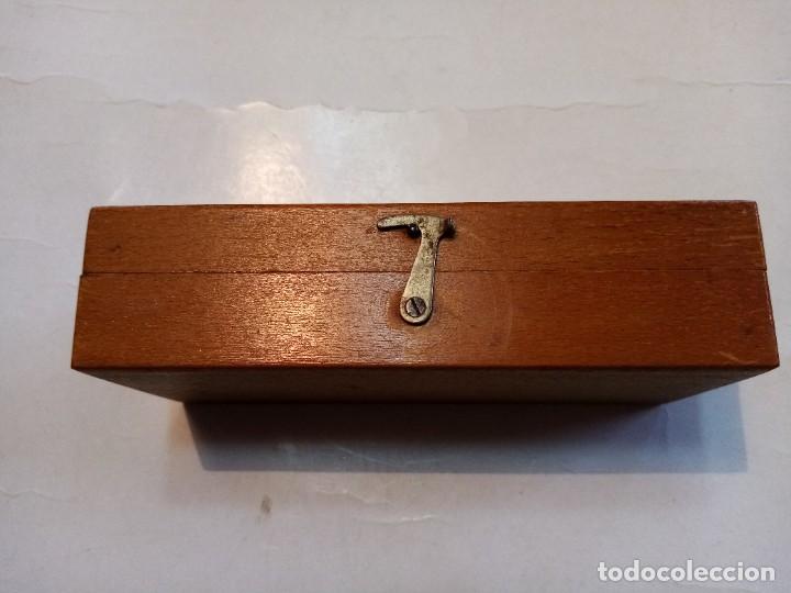 Antig&uuml;edades: CAJA DE MADERA CON PESAS. - Foto 7