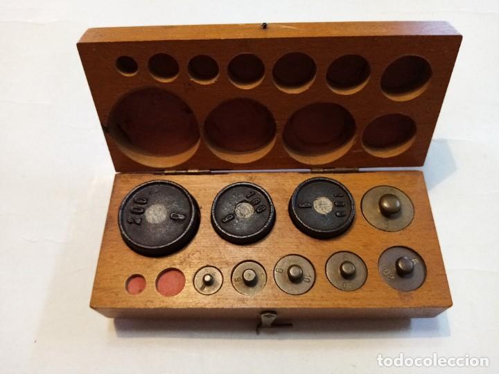 Antig&uuml;edades: CAJA DE MADERA CON PESAS. - Foto 1